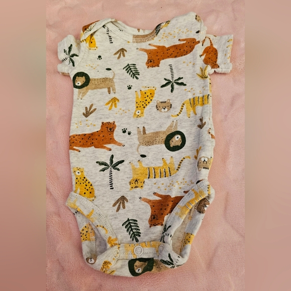 Bundle of onesies with FREE beanies and pants! - Picture 8 of 9